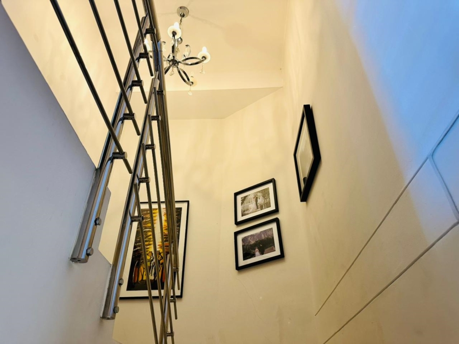 2 Bedroom Property for Sale in Sea Point Western Cape